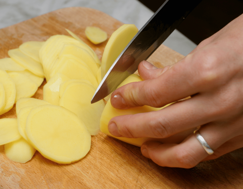 Kartoffeln für Bratkartoffeln schneiden